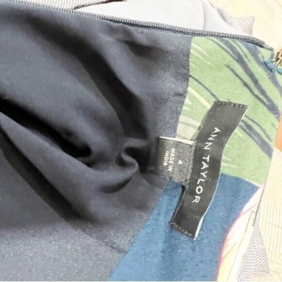 Ann Taylor Palm Tropical Hibiscus Pencil Skirt - Size 4 - Picture 7 of 7